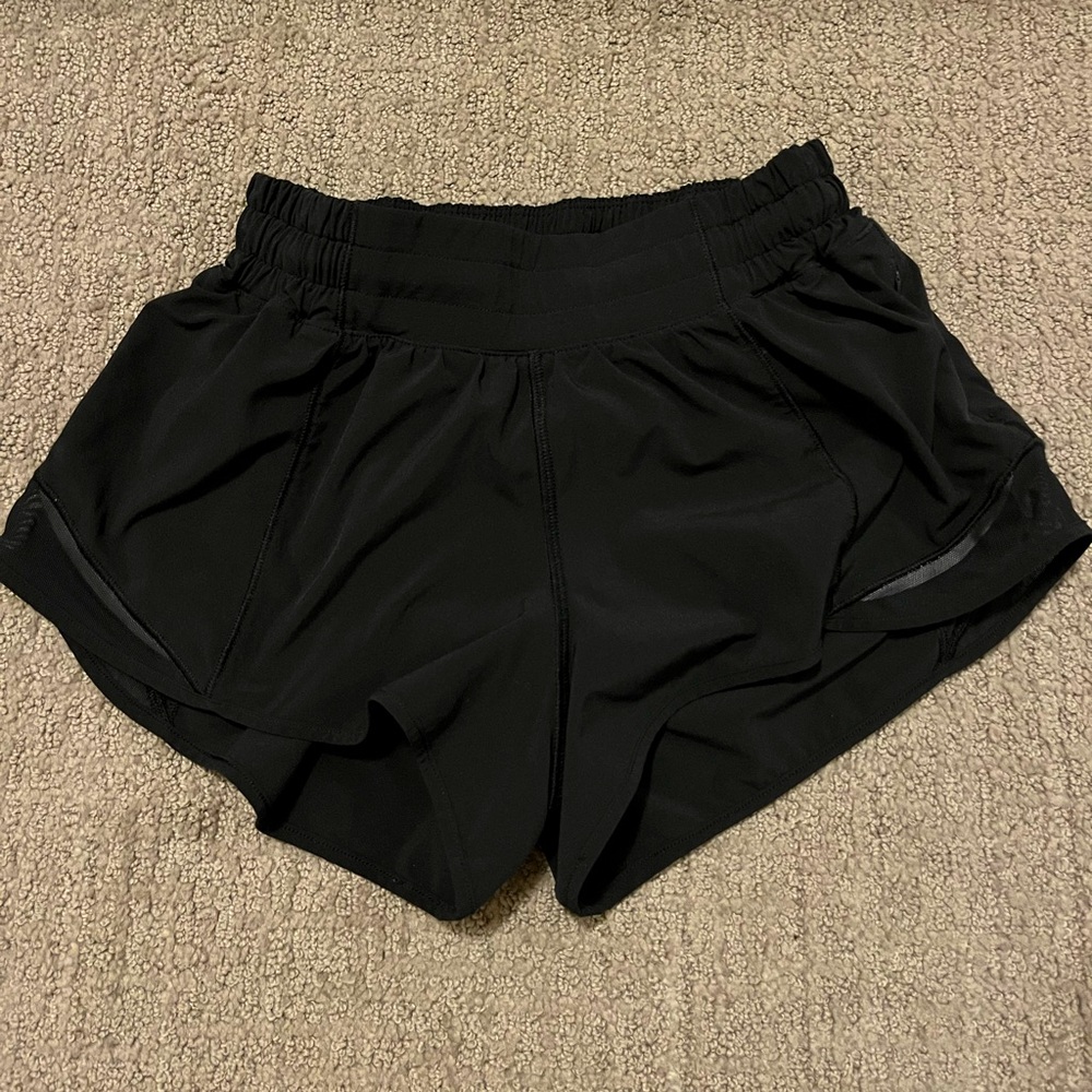Lululemon hotty hot 2.5” shorts
